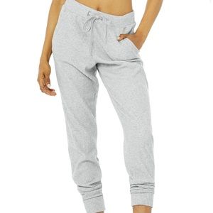 ALO YOGA MUSE SWEATPANT. HEATHER GREY